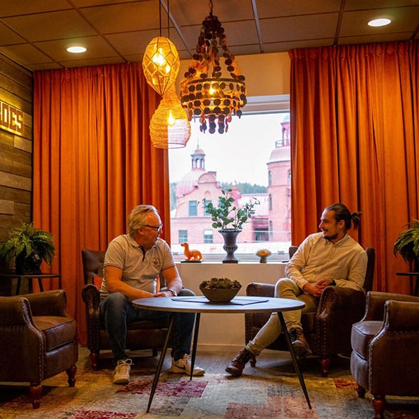 Två personer sitter i ett rum.